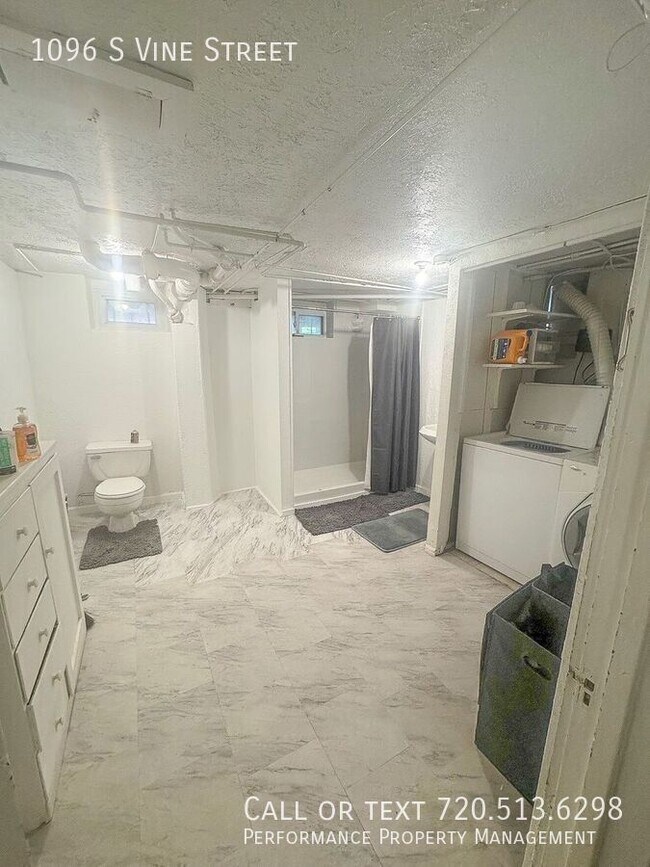 Building Photo - 1096 S Vine St