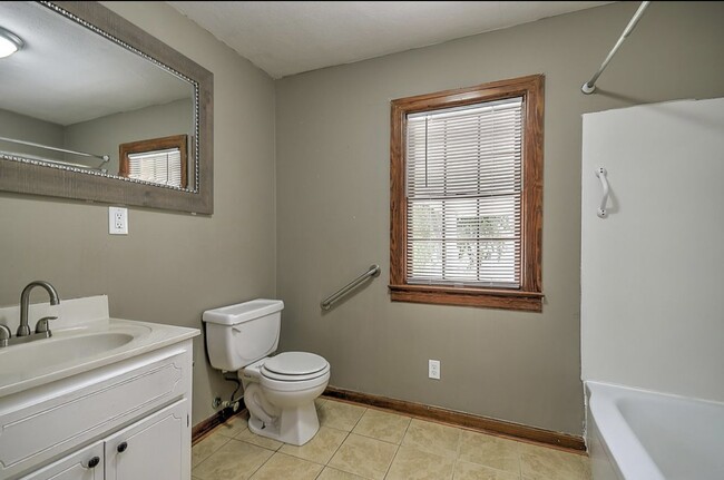 Building Photo - 401 Hillcrest Dr