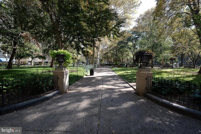 Building Photo - 202 W Rittenhouse Square