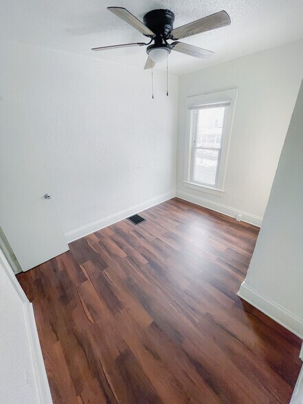 Building Photo - 713 20th St