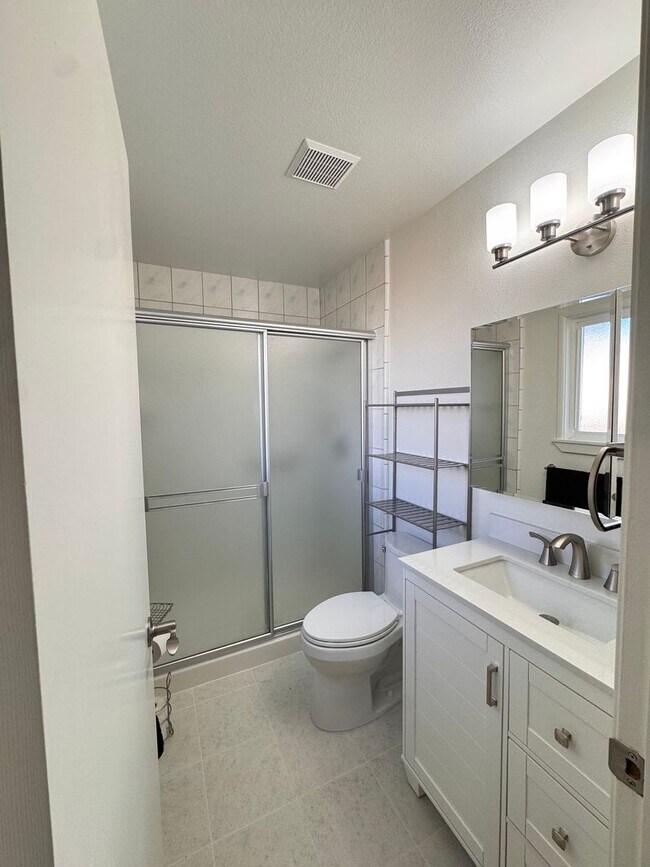 Building Photo - Updated 3-Bed Home with Oversized Garage & Huge Driveway