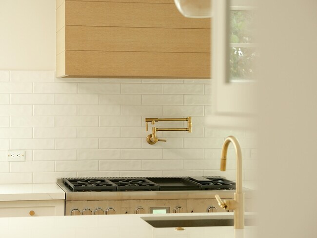 Building Photo - 1017 Tamarind Rd