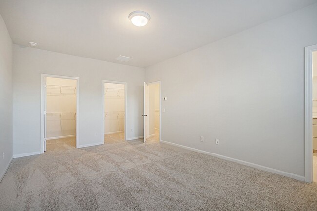 Building Photo - Gorgeous Town Home in Six Oaks