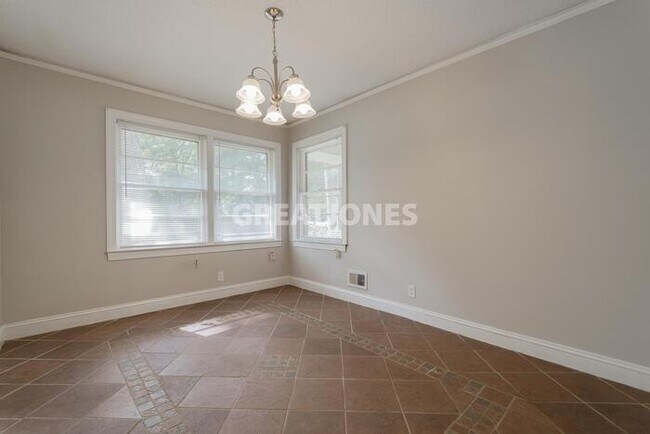 Building Photo - 2136 Robin Rd
