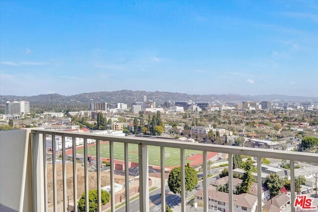 Building Photo - 2160 Century Pk E