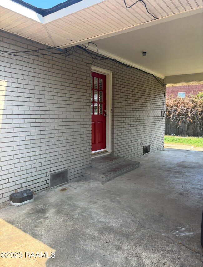 Building Photo - 121 Oak Crest Dr