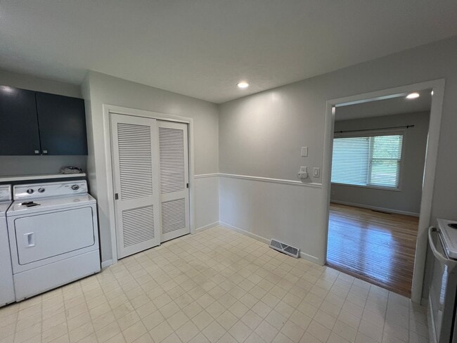 Building Photo - The Little Bungalow of Your Dreams Near East Bay! 2BR / 1BA Long-Term Rental