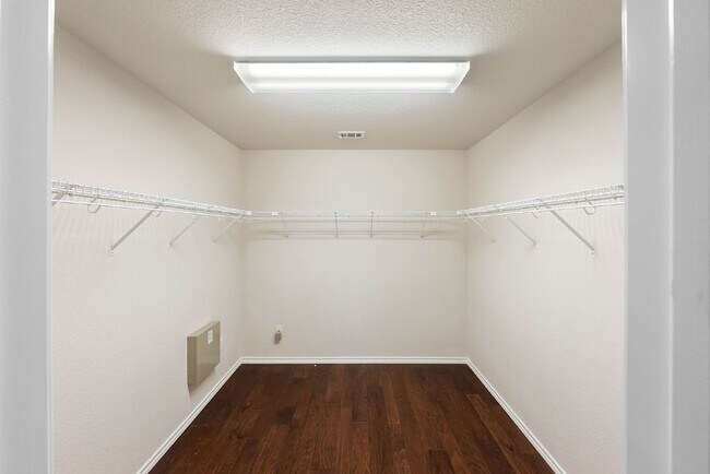 Building Photo - Gated Community - Resort Amenities