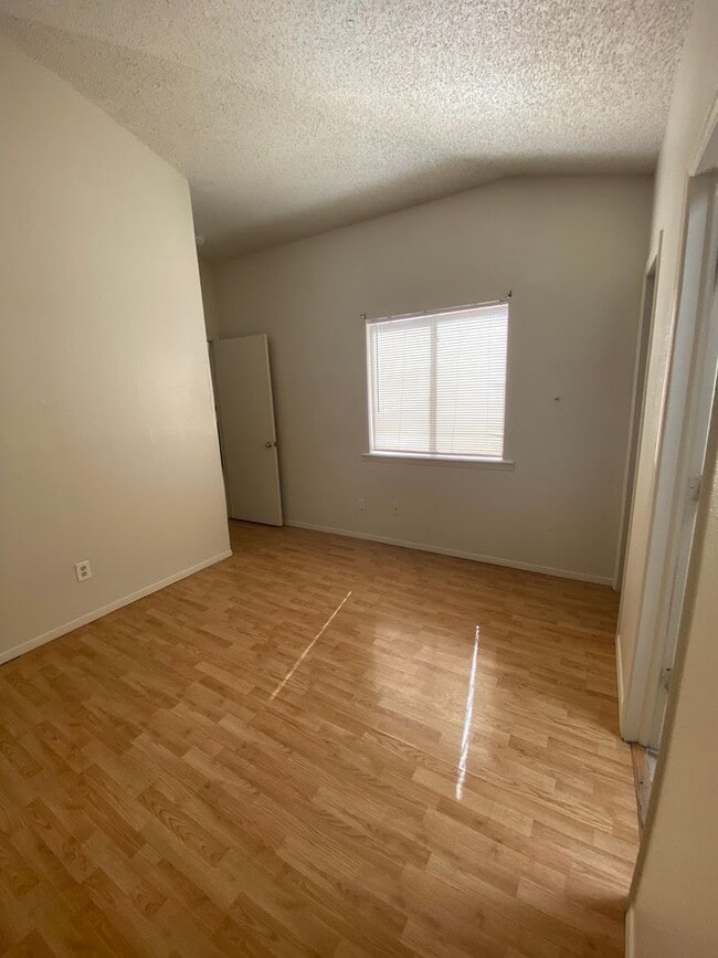 Building Photo - Cute 2 bedroom, 2 bath duplex, spacious ba...