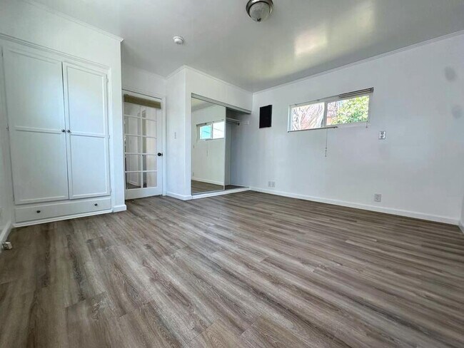 Building Photo - 1556 S Beverly Glen Blvd