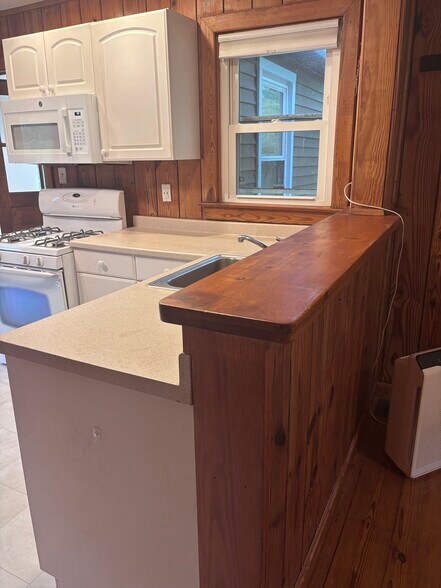 Bar Counter between Kitchen and Dining Room - 10936 Raphel Rd