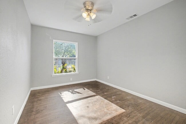Building Photo - 2319 Glengariff Dr