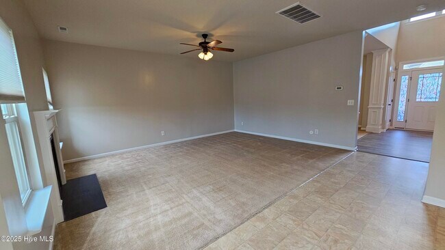 Building Photo - 302 SW Plantation Dr