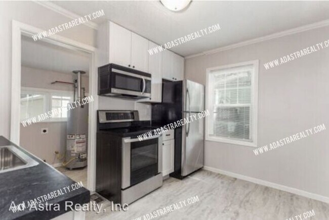 Building Photo - 821 N Crysler Ave