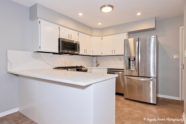 Building Photo - 40 Pine Tree Row