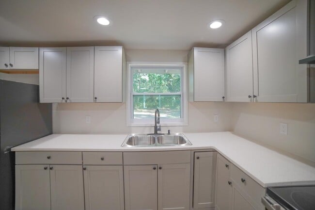 Building Photo - 5057 Tillie Ln