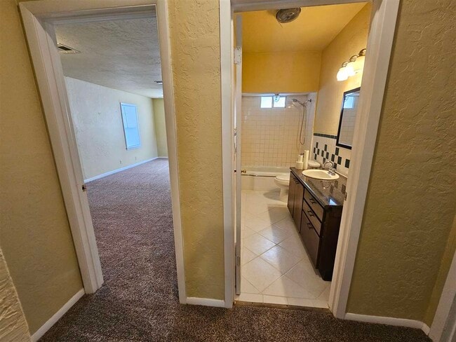 Building Photo - 909 NW Bell Ave