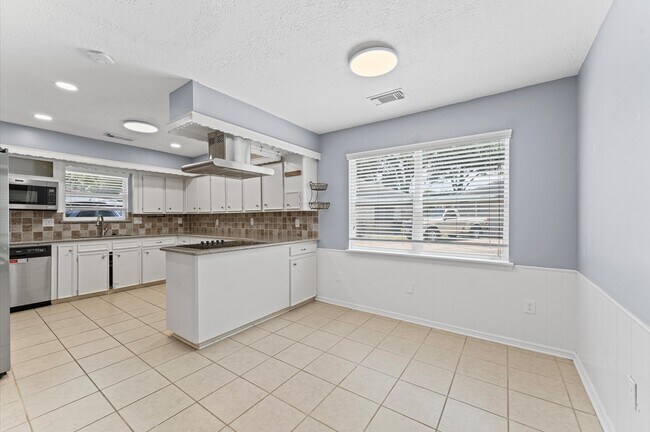 Building Photo - 9611 Hearthwood Dr