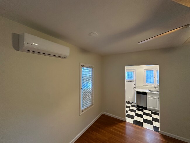 Building Photo - 628-628 N Plymouth Blvd