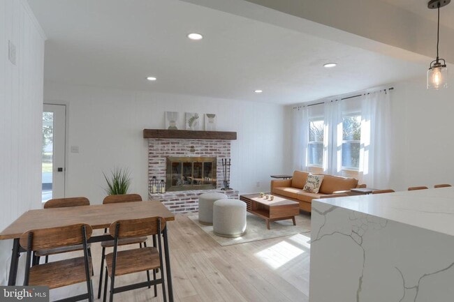 Building Photo - 137 Apple Ln