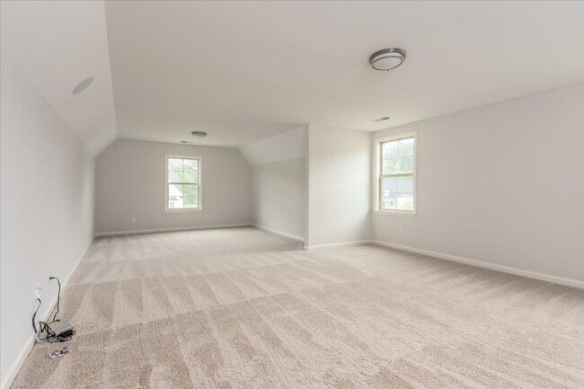 Building Photo - Like New 6 BR/ 4.5 BA in Lakeland