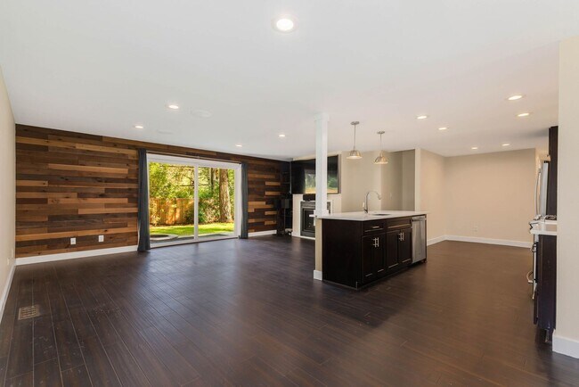 Building Photo - Newly remodeled Woodinville Rambler Beauty!!