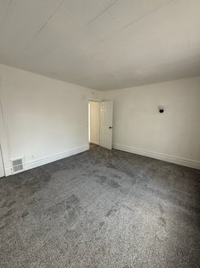 Building Photo - 401 N 5th St