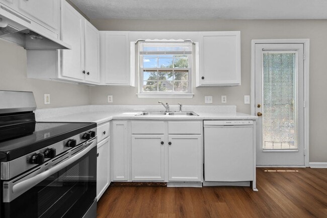 Building Photo - 2320 Willowbrook Dr