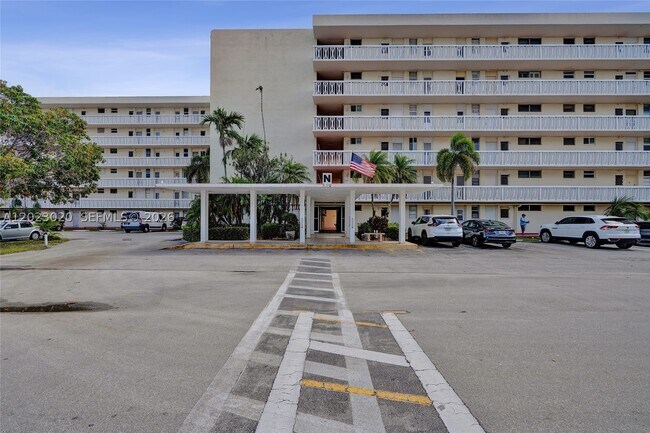 Building Photo - 2920 Point E Dr