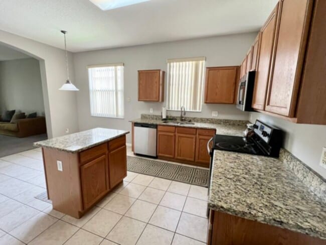 Building Photo - 4 bedroom 2 bath home Near UCF Lawn Servic...