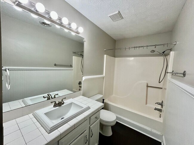 Building Photo - Cozy 2 Bed, 1.5 Bath in Lexington!