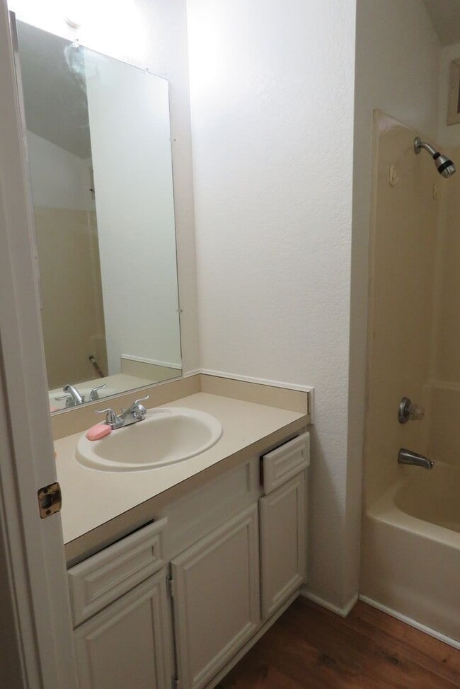 Building Photo - Quiet with Great Views! Available 11/1/25!
