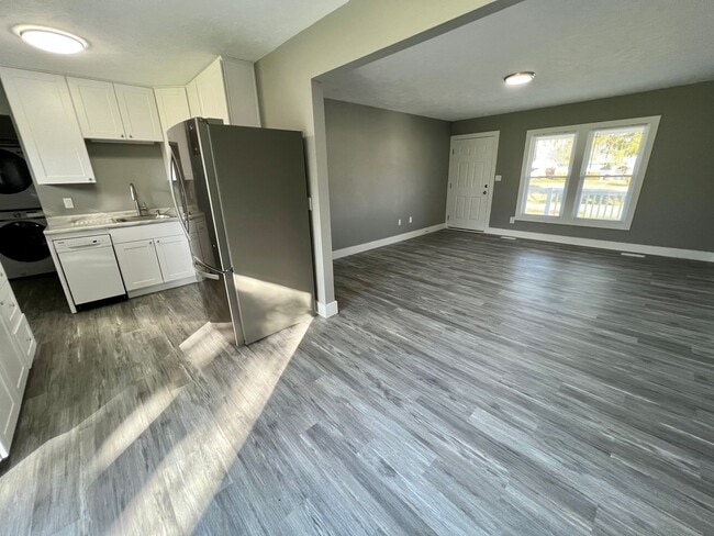 Building Photo - Massive Space! 4 Bedrooms 2 Bathrooms - Cr...