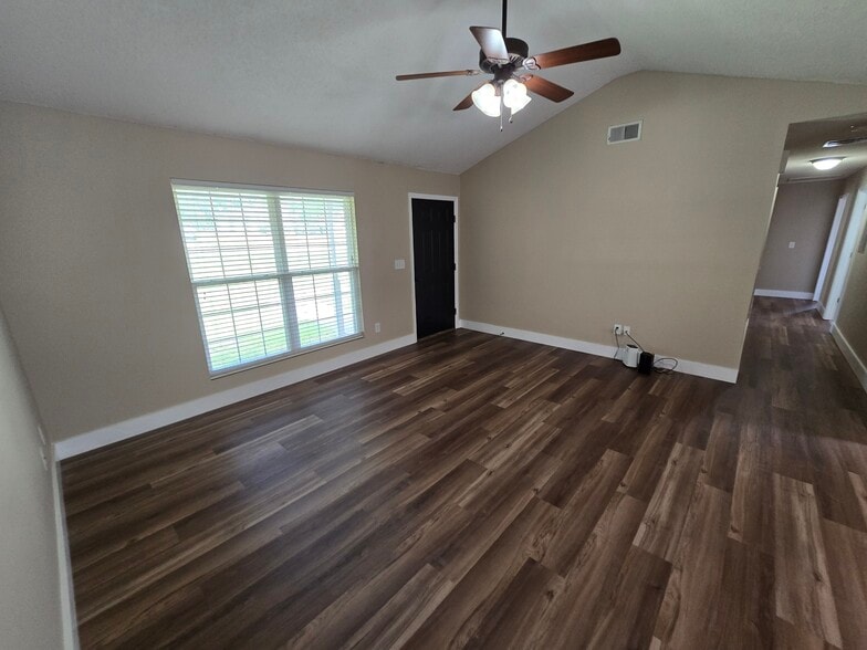 Living Area with Vaulted Ceilings - 2065 Pinemount Blvd