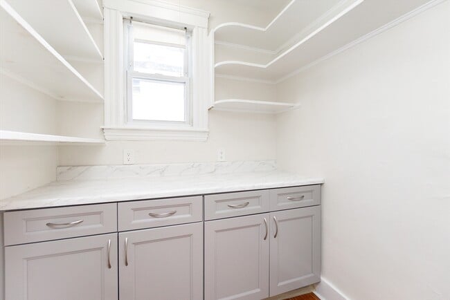 Building Photo - 359 Concord St