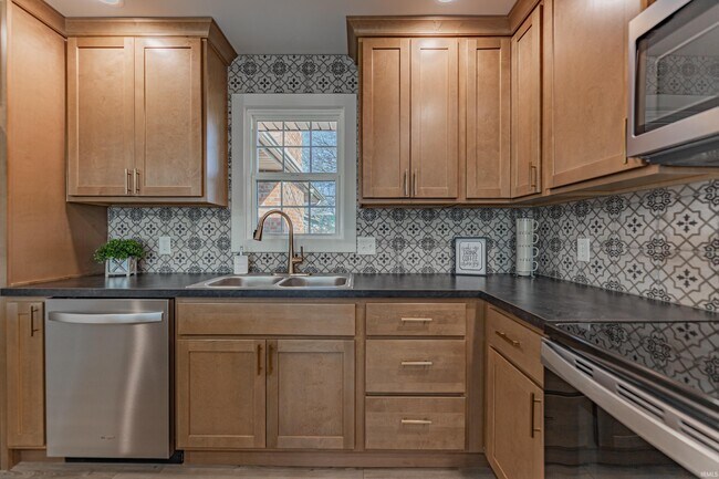 Building Photo - 441 Lawrence Dr