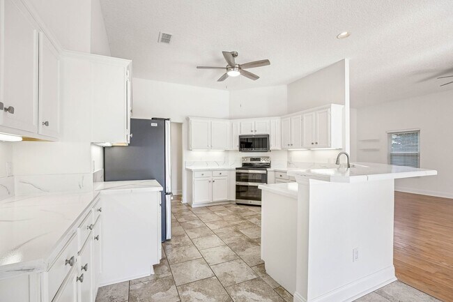 Building Photo - 3447 Heron Dr N