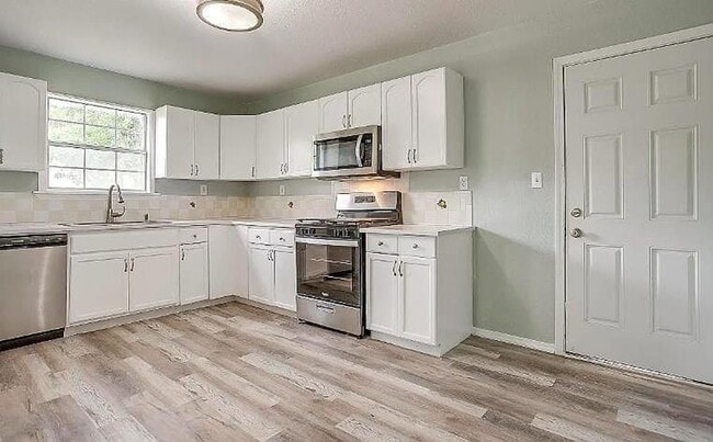 Building Photo - CHARMING 3/2 - Great Flooring - Historic Neighborhood