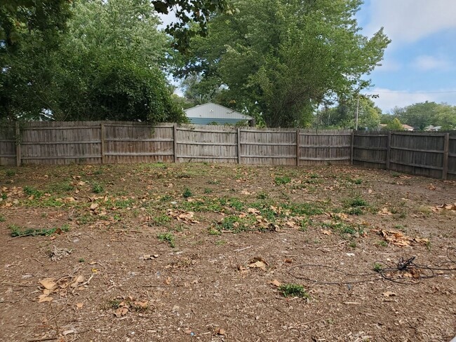 Building Photo - Great 3BR, 1BTH, 1 car att gar, ranch styl...