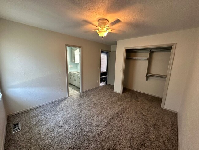 Building Photo - Fully Remodeled 3bed/2bath Available in We...