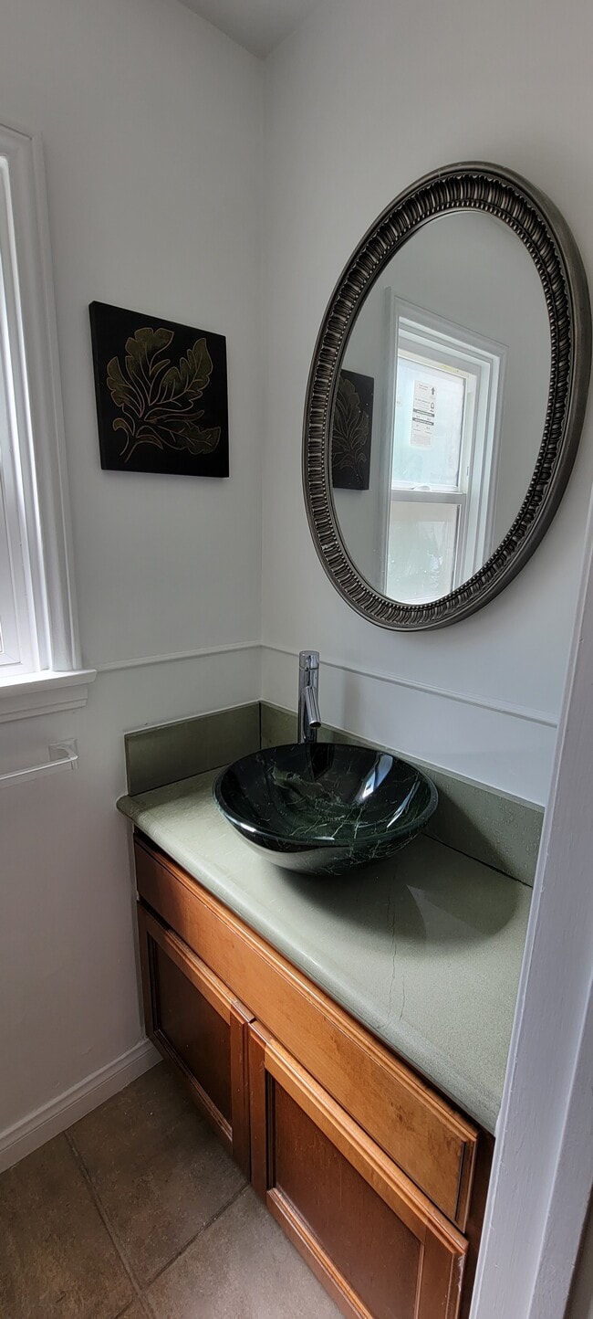 Building Photo - 661 Warner Ave