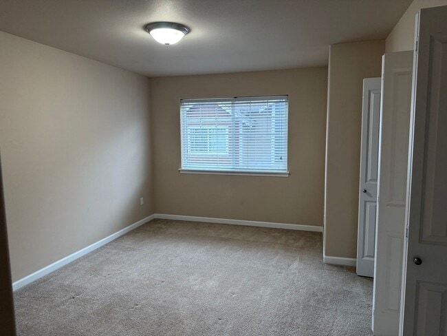 Building Photo - Beautiful 2 bed, 2.5 bath townhome located...