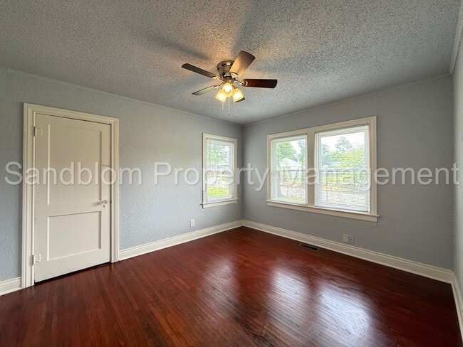 Building Photo - For Lease | University of Tulsa | 2 bed, 1...
