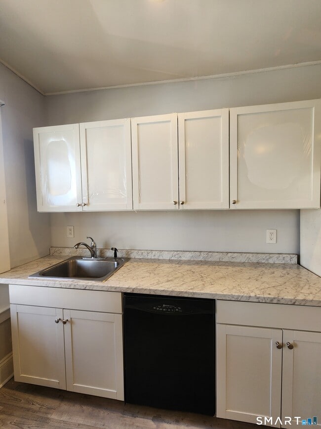 Building Photo - 458 Hillside Ave