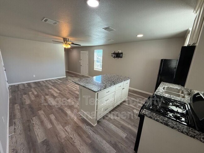 Building Photo - 101-2 Hill Ln