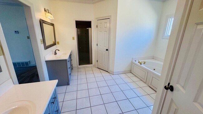 Building Photo - 565 Schaeffer Loop