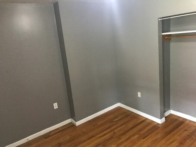 Building Photo - Comfy 2/3 Bedroom apartments