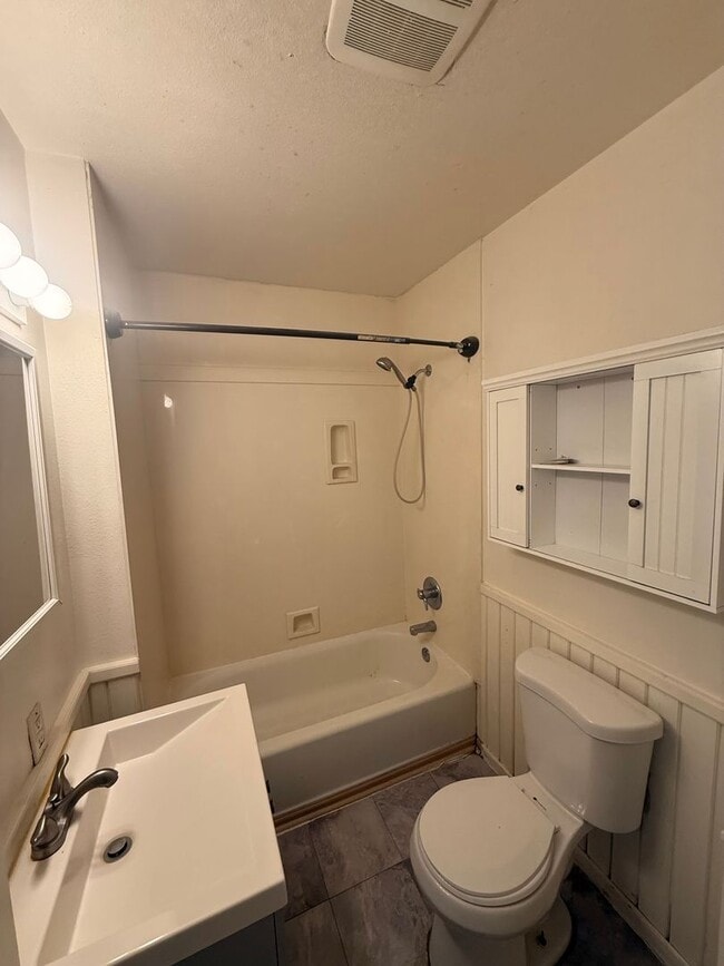 Building Photo - Cute 1 bedroom with a flex space in a grea...