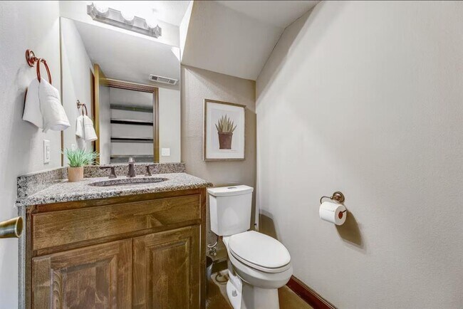 Building Photo - 901 Oakcrest Cir