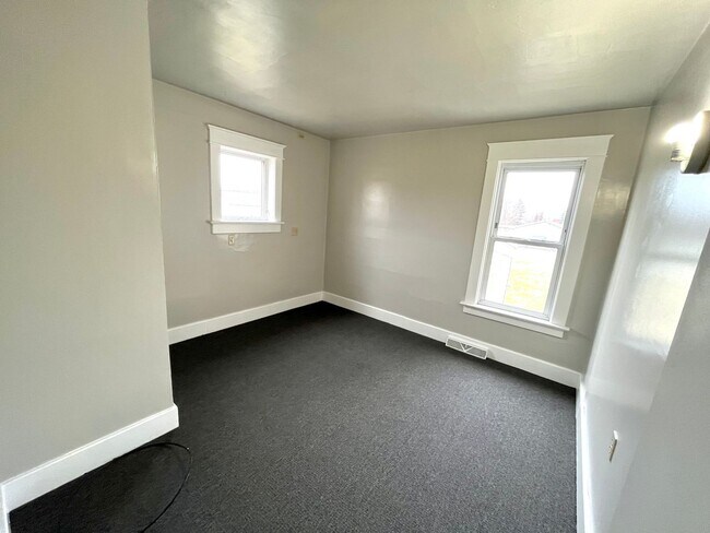 Building Photo - FIVE BEDROOM HOUSE !!. Just a four-minute commute away from PENN STATE BEHREND.